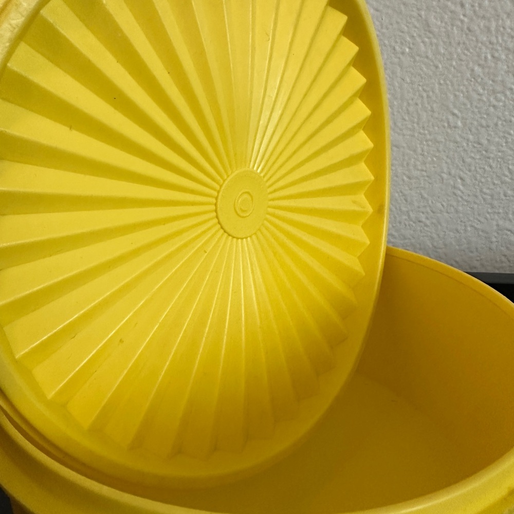 Vintage Tupperware storage. - Picture 4 of 6